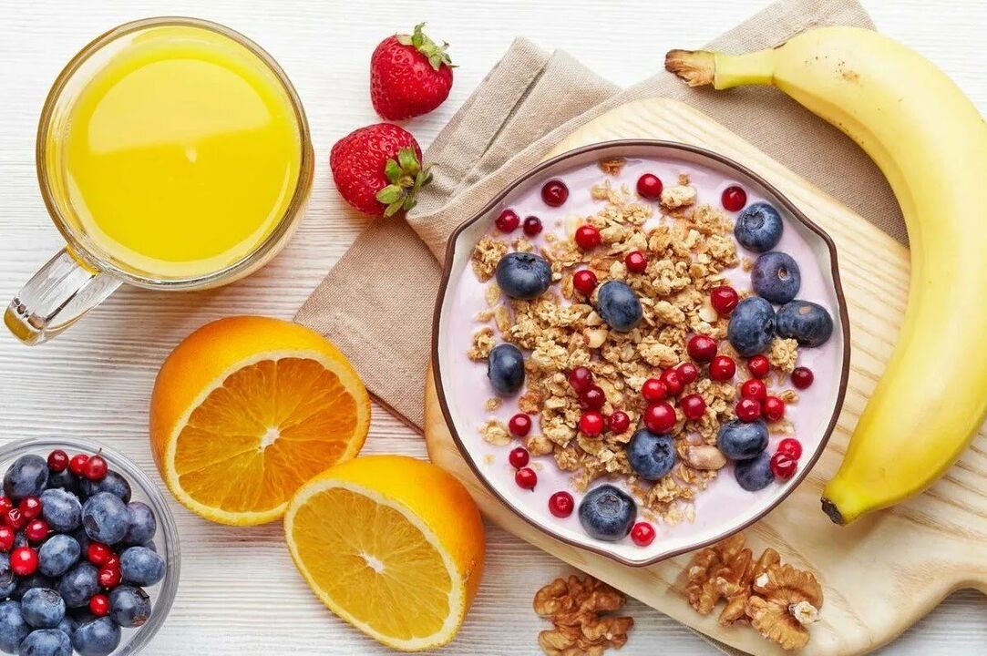 Berries and fruits are foods rich in dietary fiber